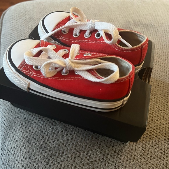 Toddler converse size 5 color red - Picture 3 of 3